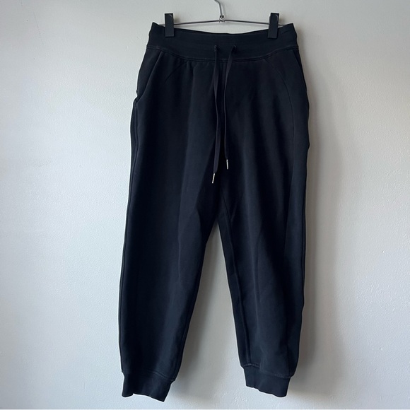 Lululemon Scuba High-Rise Cropped Jogger
Black - Picture 2 of 13